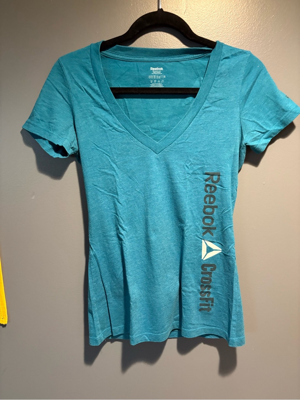 💥Buy 2 Get 1 Free💥 Retro Reebok CrossFit Women’s Teal V-Neck CrossFit Tee